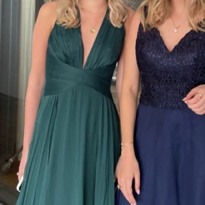 Oanvänd balklänning - Oanvänd balklänning i superfin grön färg (första bilden lånad) Klänningen är i stl 36 och är köpt för 1400 kr på asos.