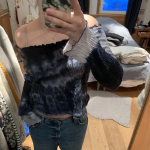 Söt tiedye topp - Fin off shoulder topp som är jätte fin till våren/sommarn❤️