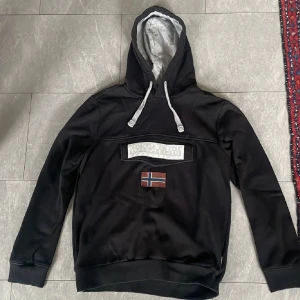 Svart Napapijri hoodie  - Svart Napapijri hoodie i storlek S. Nästintill oanvänd 