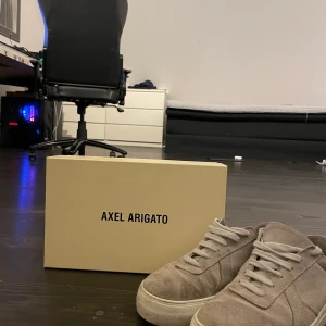 Axel arigato st 39 - Hej säkjer mina gamla Axel arigato skor som nu är för små. Det storlek 39, skick 7/10 som ni ser är de inte i sitt bästa skick och säljs därför för 800kr 