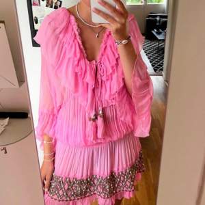 Säljer denna coola rosa klänning.🌸 Bilderna är lånade så det är bara att skriva privat om du vill ha fler bilder🥰 Ställ gärna frågor! Tryck inte på köp nu❤️