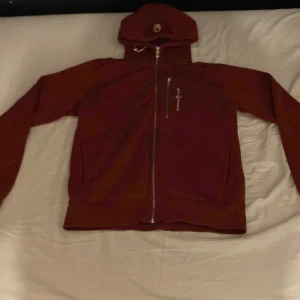 Sail Racing zip hoodie - Säljer nu min sail racing zip. Den är använd ett fåtal gånger då den var fel storlek. Bara att höra av er om det är något ni undrar. Säljs billigare vid snabb affär