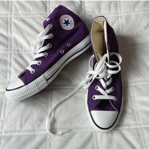 lila converse  - lägger ut igen💜💜perfekta skor inför sommaren. storlek 36,5 men passar mig som har 37-38. pris kan diskuteras😇😇
