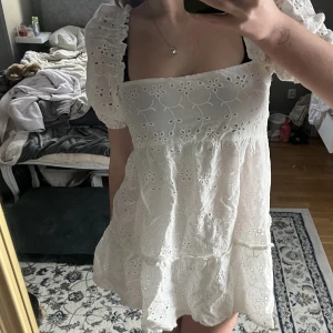 Vit klänning - Säljer denna fina klänningen som är köpt på H&M förra sommaren som inte har kommit till användning. Passar mig som har storlek M men passar nog jättebra för storlek S också💞