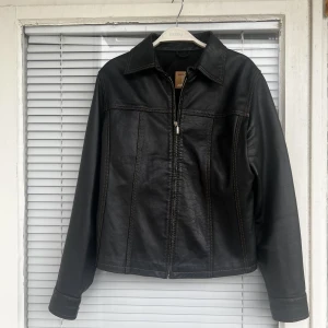 Vintage läderjacka  - Läderjacka i perfekt skick säljes. Supermjuk läder från märket Vera Pelle. Strl: 44, upplev som en M, sitter dock lika snyggt på strl: XS-S beroende på hur man vill att den sitter. Inga skavanker eller dylikt. Prisförslag mottages  
