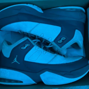 Jordan aura 3 grå/vita - Ett par Jordan aura 3 i storlek 40 EU. Passa väldigt bra till baggy jeans och de är väldigt bekväma. Kontakta mig via eventuella frågor eller bilder och priset är inte skrivet i sten