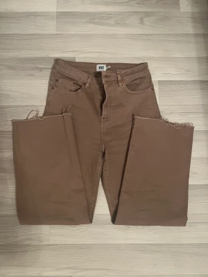 Brown High Waisted Jeans - Bruna hög midjade jeans från Lager 157! Aldrig använda, storlek S