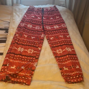 Jul pyjamasbyxor  - Byxorna är från SHEIN och är VÄLDIGT comfortabla att vara i 