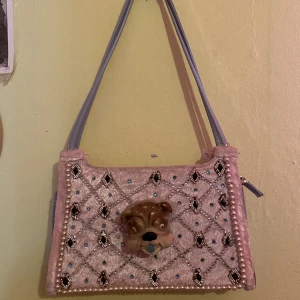 handväska  - söt hanväska med dit limmat hundhuvud   höjd 20cm bredd 30cm