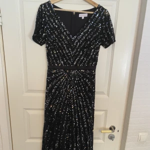 Splitter nya 650kr - Helt nya och blivit använda en gång! Storlek 38 (S) Finns en till i annan färg (beige) köp 2 för 1000kr (pris kan diskuteras) 