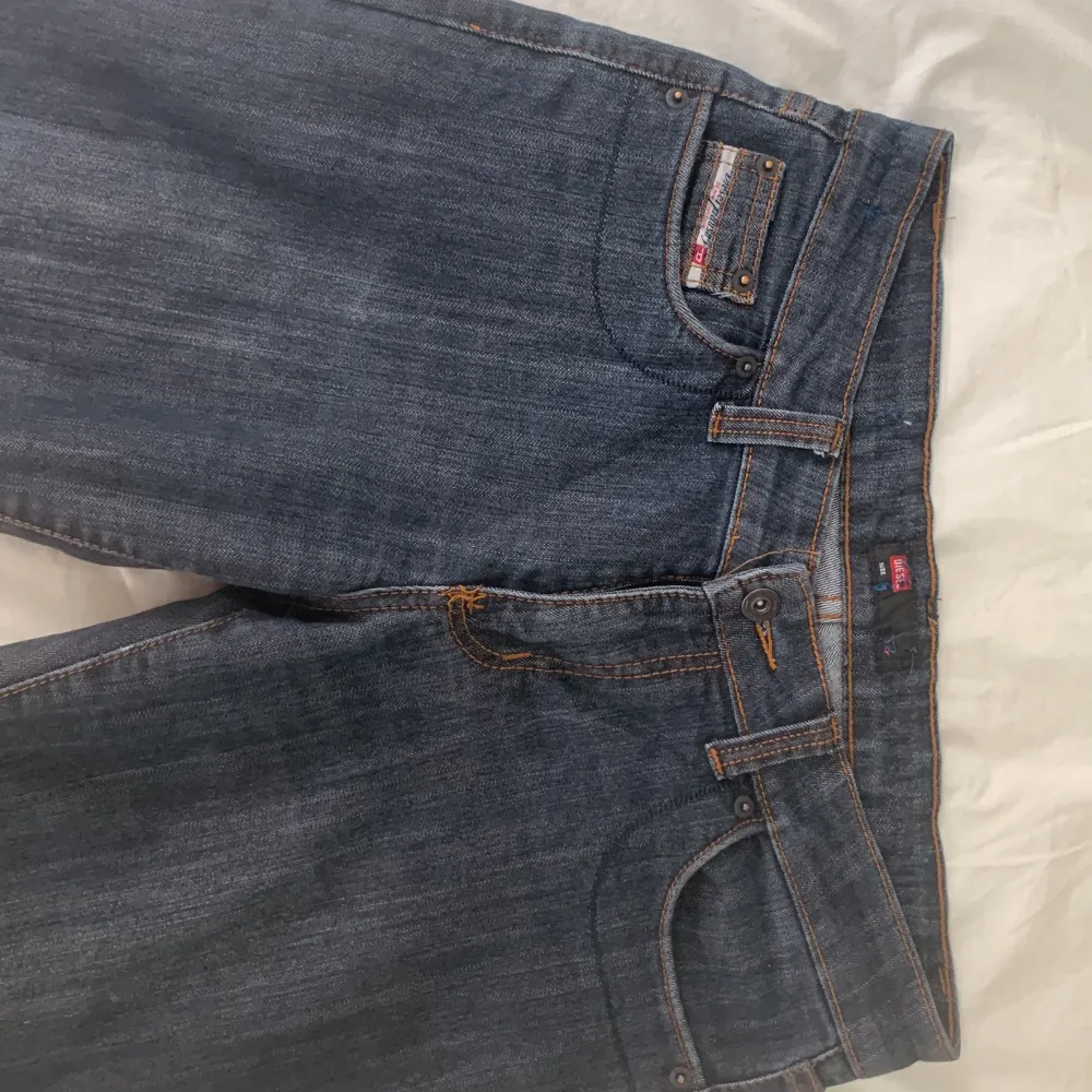 Lite flared diesel jeans. Midjemått: 40cm rakt över. Innerbenslmått: ungefär 72cm . Jeans & Byxor.