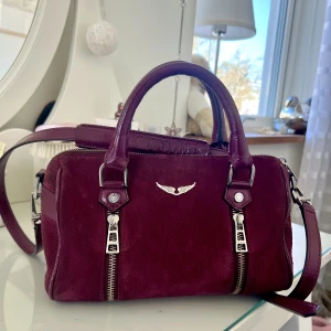 Zadig & Voltaire väska - Säljer denna underbara mörkröda zadig väskan i storleken medium. Har några färgförändringar i mockan men det är inget som man tänker på. Annars i mycket bra skick!❤️Det är bara att skriva vid funderingar eller fler bilder!🙏Dustbag tillkommer självklart ❤️❤️