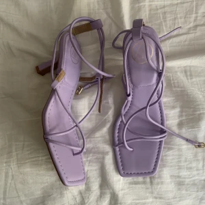 Klackskor - Säljer nu mina helt oanvända klackar då jag aldrig fick användning av dom. Köpte på missguided i storlek 39 och säljer nu för 200kr. 