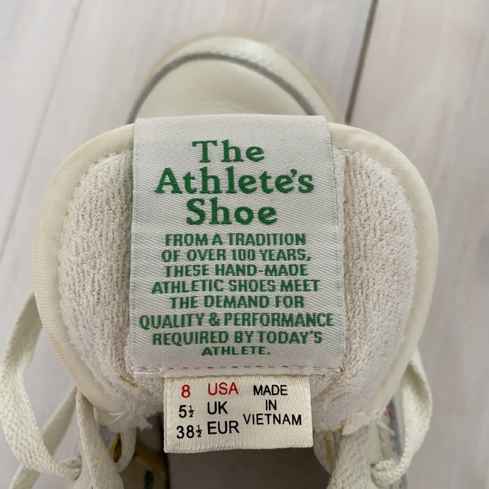 Snygga vintage inspirerade sneakers, som är använda en gång. Köparen står för frakten. . Skor.