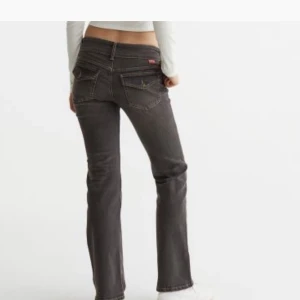 Low waist jeans - Jag säljer dessa jättefina jeansen då de inte kommer till användning längre. Skriv för fler bilder🥰💫❤️ Pris kan diskuteras