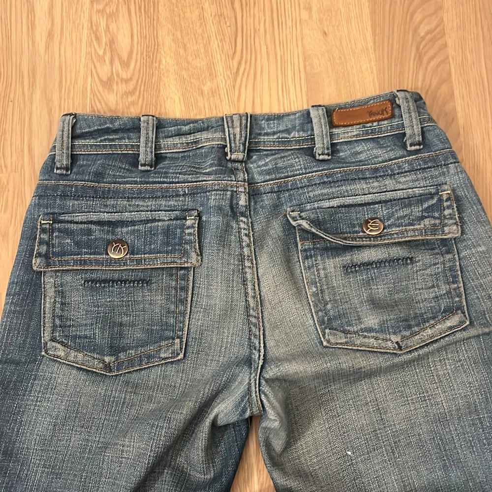 Super snygga yanuk jeans i storlek 25:32! Väljer pga att jag har tröttnat på dem, en liten slitning längst ner där av priset men inga fläckar! Ny pris ca 500kr.. Jeans & Byxor.