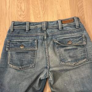 Super snygga yanuk jeans i storlek 25:32! Väljer pga att jag har tröttnat på dem, en liten slitning längst ner där av priset men inga fläckar! Ny pris ca 500kr.
