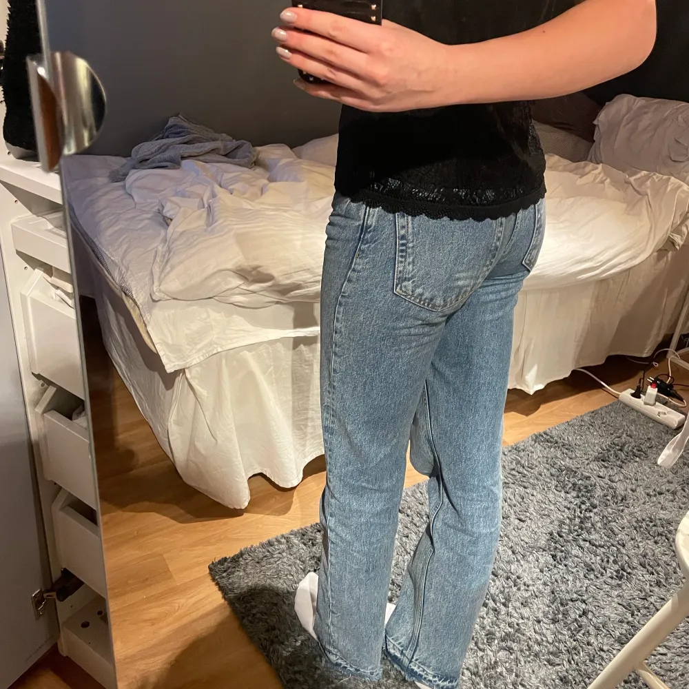 straight leg jeans fråna zara som inte kommer till användning längre men de är i fint skick. De är mid waist och kanten nere är sprättad så de passar mig som är 173💗💗. Jeans & Byxor.