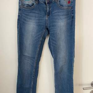 Snygga Desigual jeans strl 28, inköpta i Chile. Mudd längst ner ger snygg passform.