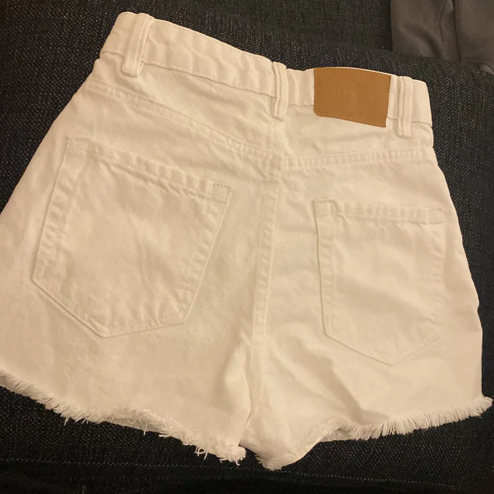 Jättesöta vita jeansshorts storlek 34💕 knappt använda, medium rise. säljer för de inte är min stil. Shorts.