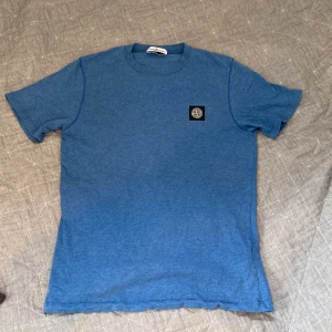 Ston island T-shirt  - Säljer min ston island T-shirt för den passar inte mig längre. Skick 8/10 skriv vid intresse.