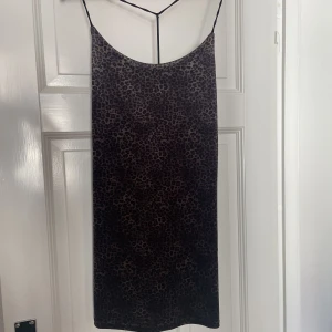 Velvet leopard mini dress - Worn only once, doesn’t fit well my body.