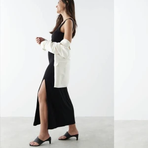 Svart långklänning  - Säljer denna svarta långklänning från ginatricot med slits som är slutsåld❤️Aldrig använd, jag har storlek Xs och är 170cm, den sitter i längden på mig som den gör på modellen❤️