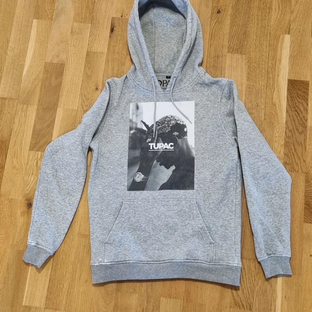 Denna Tupac-hoodie är som ny. Den är väldigt bekväm. Strl (S) Ny pris (600). Hoodies.