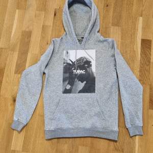Denna Tupac-hoodie är som ny. Den är väldigt bekväm. Strl (S) Ny pris (600)