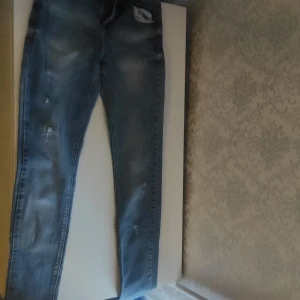 Denim byxor till salo - Den är en denim byxor från 1998 om du är cirka 150-158 och har storleken small så är detta för just dig