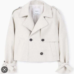 Söker mango jacka - Hej jag söker den här kappan i strl xs s eller m. Jag kan betala upp till 600kr och pris kan diskuteras beroende på skick! Är i desperat behov! Kontakta mig om ni vill sälja eller vet någon som säljer! ❤️