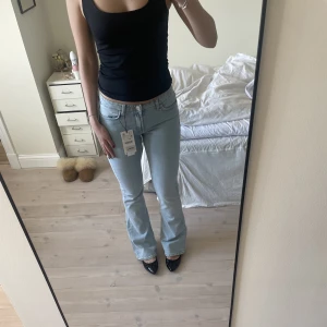 Zara jeans - Ljusblå lågmidjade bootcut jeans från zara💙 Helt oanvända, nypris 399kr säljer för 225kr