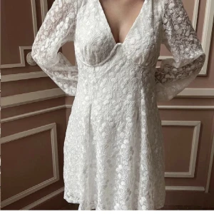 Studentklänning 🤍 - Superfin klänning från Gina Tricot. Slutsåld på hemsidan! Var tänkt till min student men har hittat en annan klänning, så den är helt oanvänd med lapp kvar 🤍749 kr + frakt 