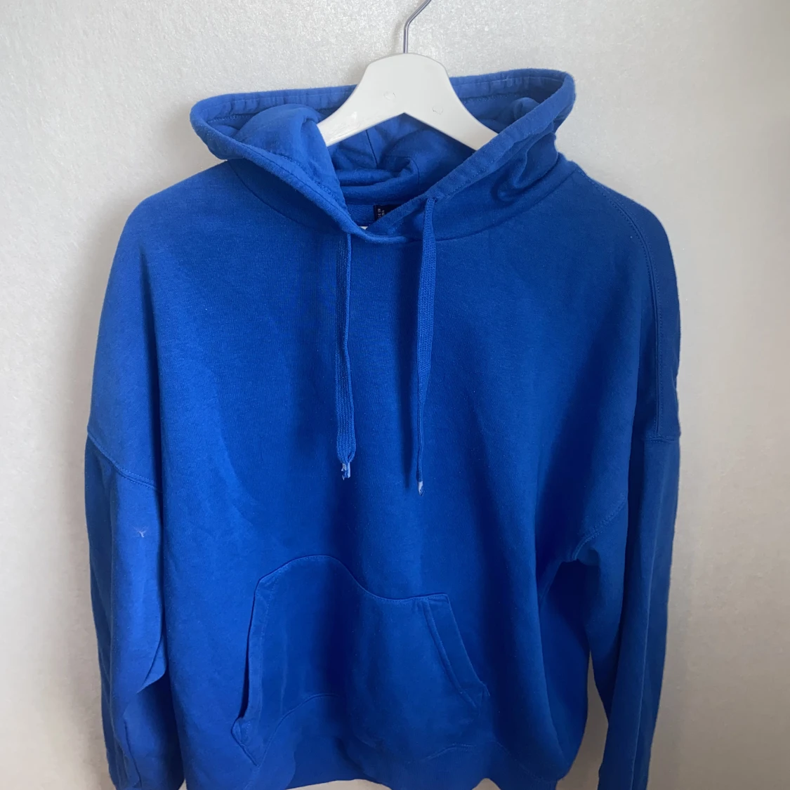 Blå hoodie