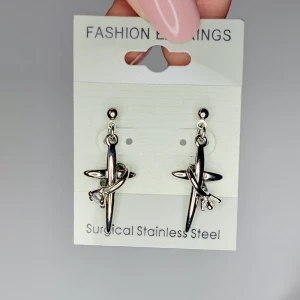 Helt nya örhängen - (Frakt 15kr) Helt nya och oanvända örhängen! Väldigt snygga och trendiga gjorda av rostfritt stål💗💗 Har två par av dessa👍🏻 Vill du köpa flera av örhängena jag lagt upp kan jag ge rabatt 😁  Säljs då jag inte använder örhängen längre 