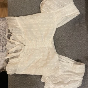 Somnartopp  - Säljer denna fina sommar topp eftersom den är för liten för mig , den har knytning och puffärmar 🫶