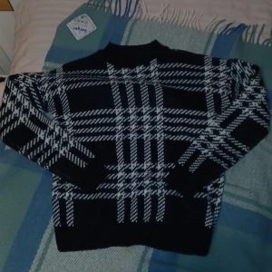 Tjocktröja  - Fick denna av min granne för ett tag sen och har ej kommit till användning, fint skick, passar mer som en xs skulle jag säga, skriv för fler bilder eller frågor ❤️❤️