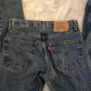 Säljer dessa jättefina Levis jeans då de ej kommer till användning längre. Jag är ca 160 Cm och de går över hälen på mig. Dom är högmidjade. Storlek S. Hör av dig om du har några frågor 🌸💕