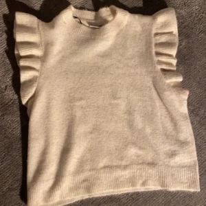 Stickad topp - Säljer min supersöta stickade topp/tröja från vero Moda då den inte kmr till så mycket användning. Endast använd 1 gång så i princip nyskick. Storlek S men passar även XS och M. Diskuterar gärna pris! Nypris 299 Tryck INTE på köp nu!