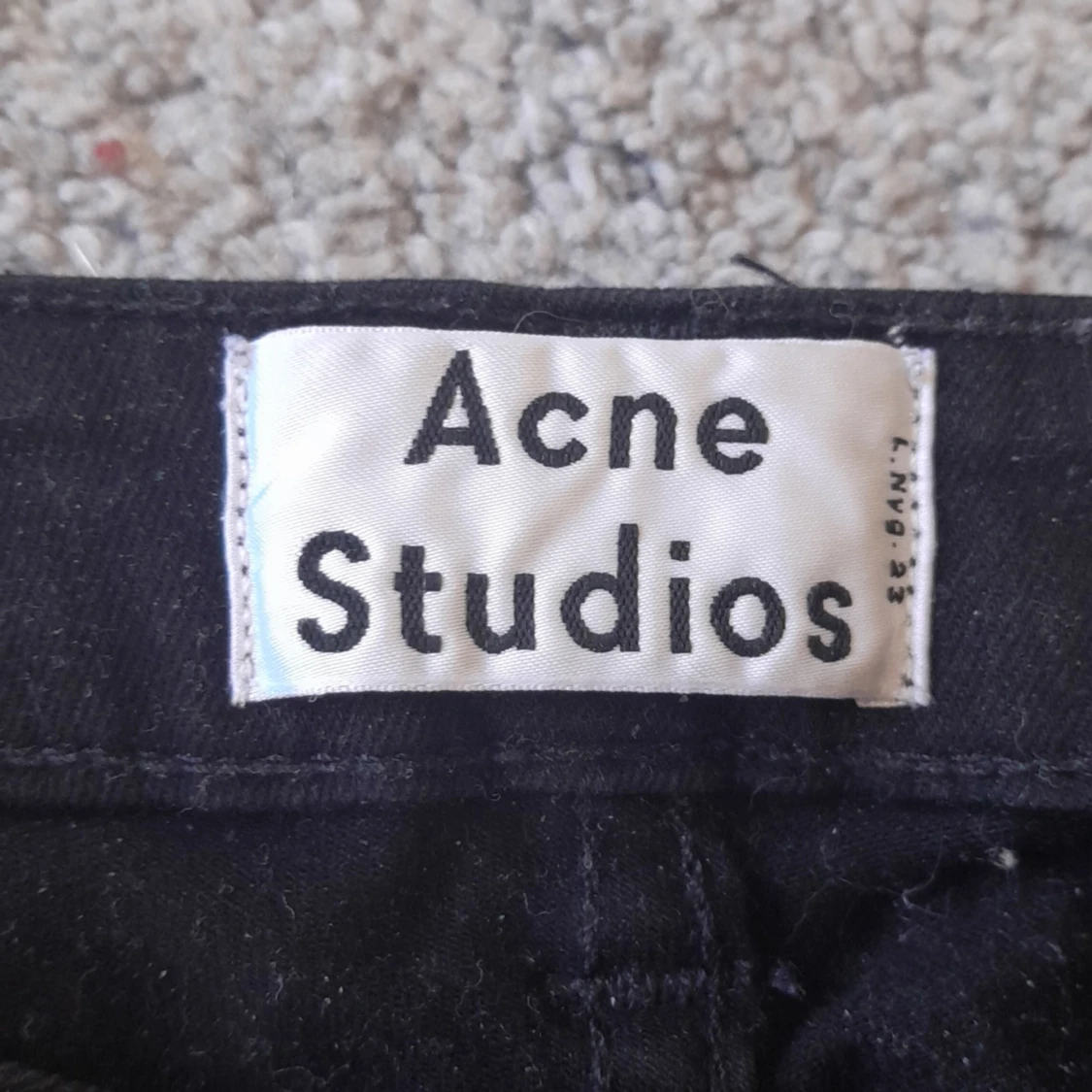 Svarta oanvända acne jeans i gott skick. Nypris 1499 - 90