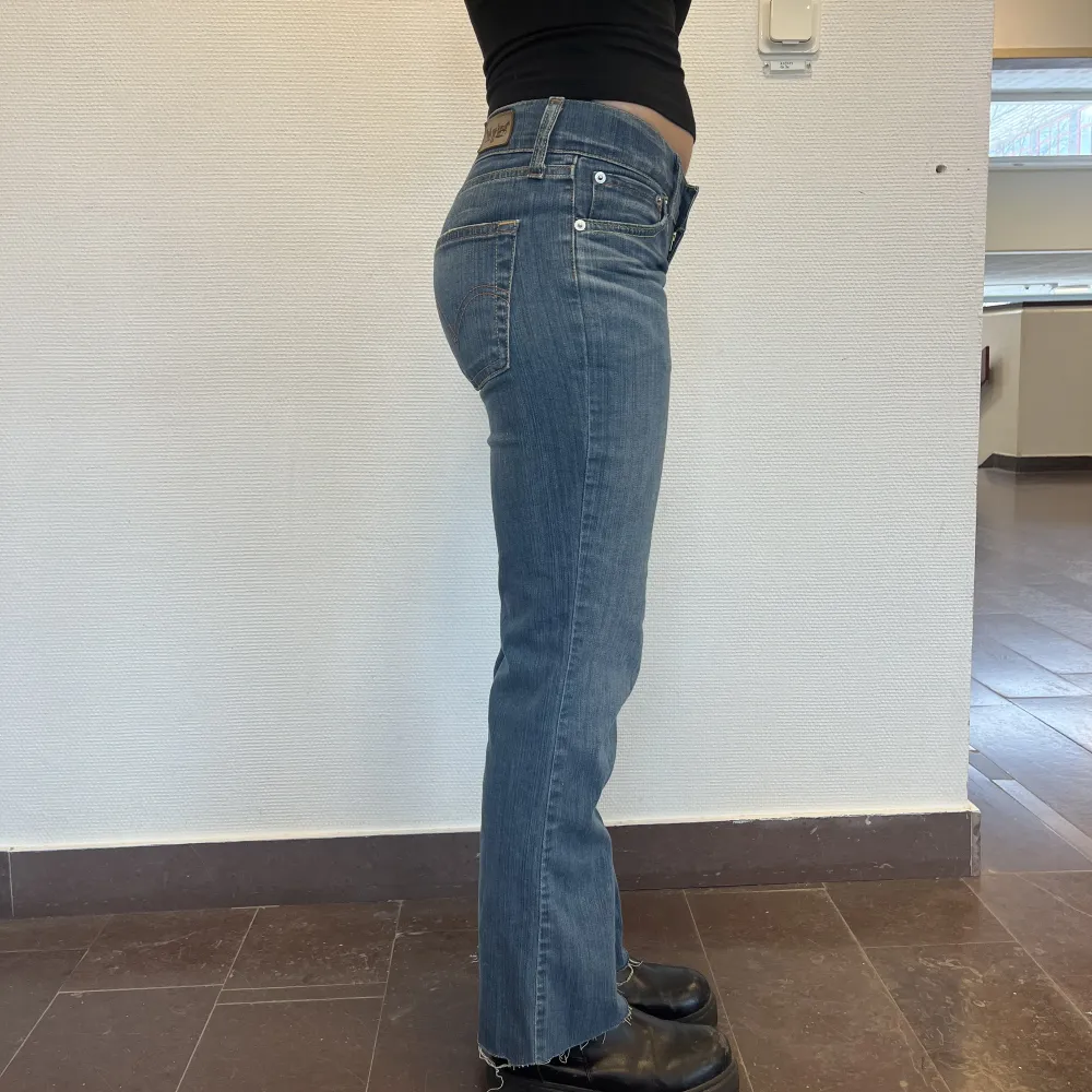 Vintage lågmidjade Levis jeans. Supersnygg färg och en flare/ straight passform! För mer frågor kontakta oss🤗 Midjemått: 73 cm Längd: 93 cm Innerbenslängd: 74 cm. Jeans & Byxor.