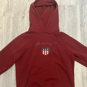 GANT hoodie - Röd GANT hoodie, mycket bra skick, storlek  176 cm