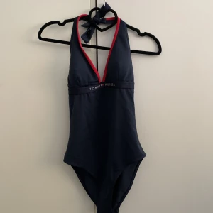 Tommy Hilfiger baddräkt  - Slutsåld Baddräkt från Tommy Hilfiger, aldrig använd. Uttagbara ilägg. Nypris 1199kr. Använd inte köp nu