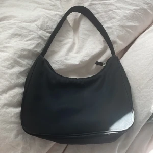 Svart väska! - Säljer min knappt använda väska!   Köparen står för frakt!