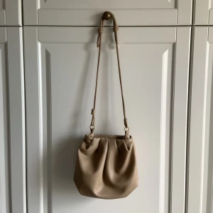 Axelbandsväska   - Fin handväska med axelband. Köpt på Lindex. Knappt använd.