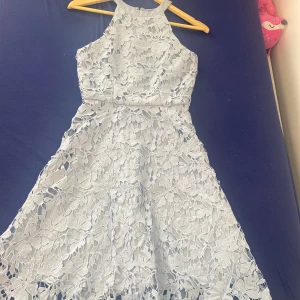 Somrig blå klänning i strl 34 - Nästan helt oanvänd blå klänning feån nelly i strl 34