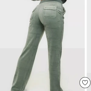 Juicy byxor  - Säljer dessa juicy byxor i färg Del Ray Classic Velour Pant ❤️ använd ett få tal gånger ca 5-8 ggr, köpta för 1099 