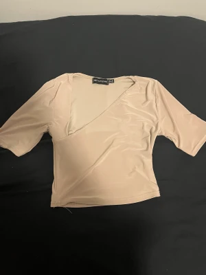 Beige tröja - Säljer denna T-shirt som är halvt öppen skriv för fler bilder❤️
