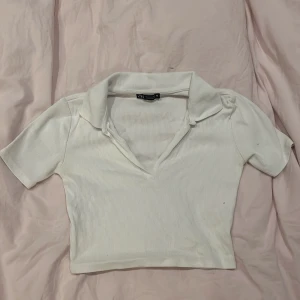 Vit croppad tröja med krage! - Söt vit croppad tröja med krage från zara. Ribbat material och knappt använd!