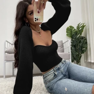 stickat set strl S - skitsnyggt trendigt set från shein i storlek 36! köpt för 300  i höstas. litet hål i nacken på den långärmade, men inget som syns mycket eller stör💗prisförslag är på som vanligt